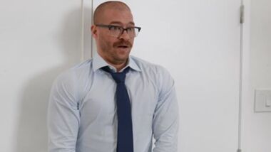 Brazzers-Две грудастые девахи трахнулись с боссом в офисе