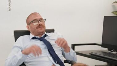 Brazzers-Две грудастые девахи трахнулись с боссом в офисе