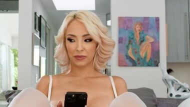 Brazzers - Блондинка с силиконовыми дойками изменяет мужу
