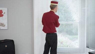 Портье ублажает грудастую милфу в номере отеля