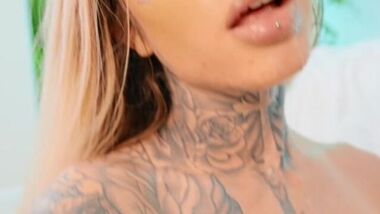 Chantal Danielle скачет бритой мандой на черном стволе