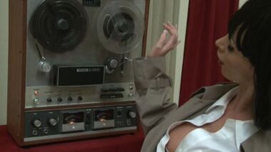 Лысый красавчик Johnny Sins выебал цыпочку в попку