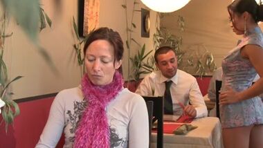 Худая азиатка нанизала жопу на толстый член посетителя ресторана