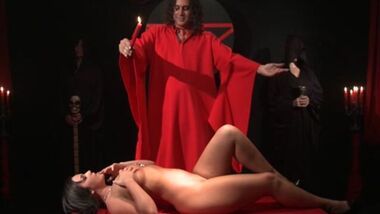 Brazzers - Анальный секс на публике в БДСМ клубе