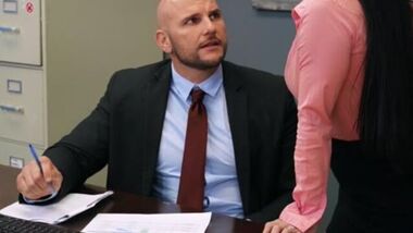 Брюнетка переспала с лысым боссом мужа ради его повышения