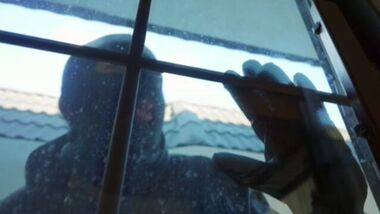 Вор трахнул мулатку и ее мачеху с огромными дойками