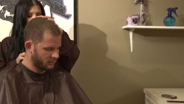 Клиент наказал парикмахершу за неудачную стрижку грубым сексом