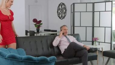 Жена изменила занятому мужу с почтальоном