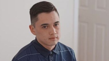 Сын трахает жопастую мать и ее горячую сестру на полу