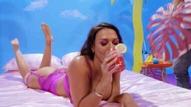 Кончил на жопу сексуальной брюнетки Rachel Starr