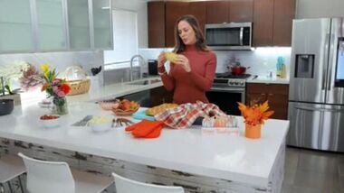 Двойное проникновение с сыном и его лысым другом на кухне