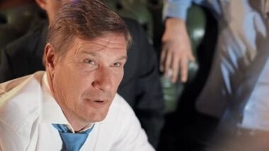 Барменша помогает клиенту с сильным стояком
