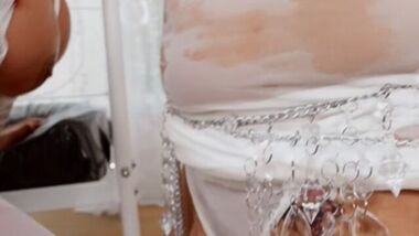Трансвестит присунул болт в киску грудастой Phoenix Marie