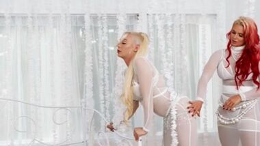 Трансвестит присунул болт в киску грудастой Phoenix Marie