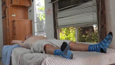 Негритянка делит член брата лучшей подруги во время кемпинга