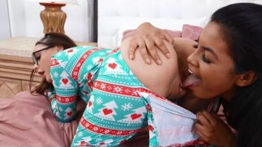 Брат подглядывает за лесбийским сексом сестры и ее любовницы