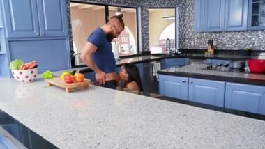 Негритянка изменила парню с его другом на кухонном столе