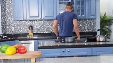 Негритянка изменила парню с его другом на кухонном столе