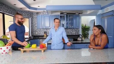Негритянка изменила парню с его другом на кухонном столе