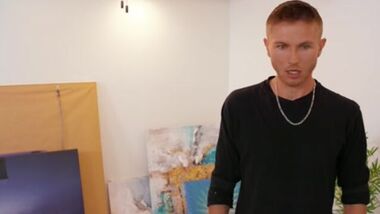 Групповой межрасовый секс на диване после лесби шоу в палатке