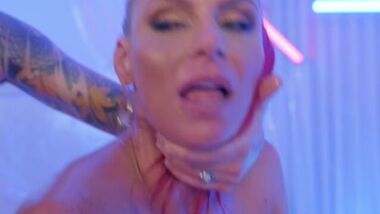 Татуированный самец долбит анал Phoenix Marie