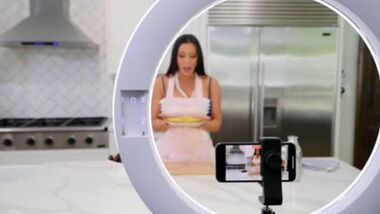 Пасынок катает на члене грудастую мачеху на кухонном столе
