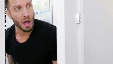 Brazzers - Пойманную голой стримершу бодро поимели и обкончали ее очки