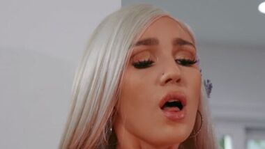 Brazzers - Замужняя ассистентка с большими сиськами все же была выебана черным боссом
