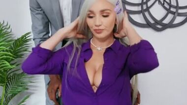 Brazzers - Замужняя ассистентка с большими сиськами все же была выебана черным боссом