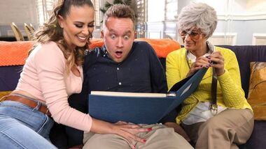 Brazzers-Сын трахнул свою подружку на диване на глазах у своей матери