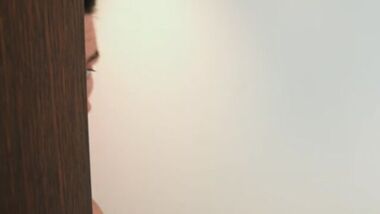 Молоденькую симпатичную деваху трахнули во время просмотра порно