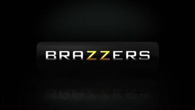 Brazzers-Девушка и ее зрелый друг устроили бурный красивый трах на диване