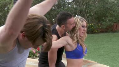 Brazzers - Тренер поимел и обкончал чужую жену во время групповой йоги