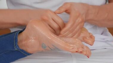 Brazzers - Милфа с большими сиськами возбуждается от массажа