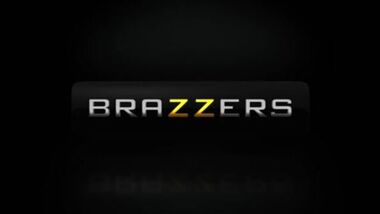 Brazzers - Красивая телочка анальной дыркой села на член