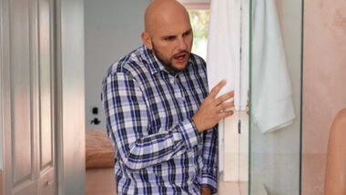 Brazzers - Милфа с большими сиськами изменяет мужу в ванной