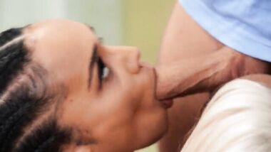Brazzers - Две негритянки попробовали один белый член в ЖМЖ