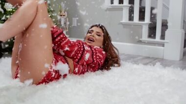 Brazzers - Супружеская парочка трахается напротив Санта-Клауса