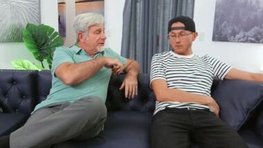 Сквирт в лицо брата закончился инцестом на диване