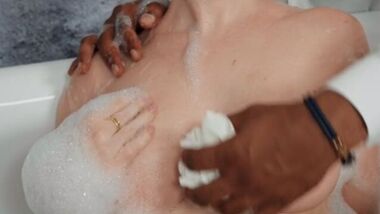 Романтический межрасовый секс в ванной с рыжей женой