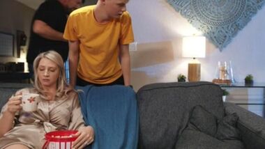 Мать отсосала у сына и дала в бритую манду