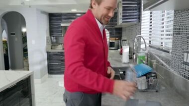 Brazzers - Межрасовый анальный секс с любовником на супружеском ложе