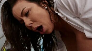 Brazzers - Деловая мамаша получает в жопу большой хер не отвлекаясь от работы