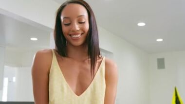 Brazzers - Проворная мулатка с глубокой глоткой предлагает киску на завтрак
