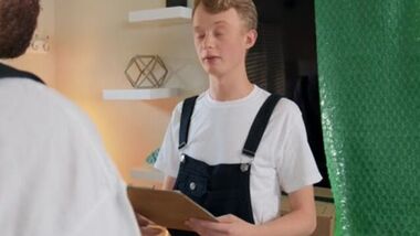 Brazzers - Сексуальная домохозяйка совратила большими сиськами юного грузчика