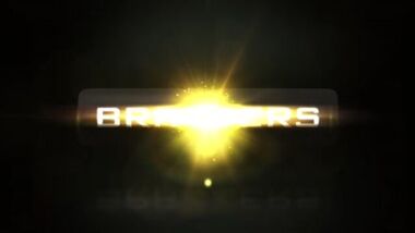 Brazzers - Сексуальная домохозяйка совратила большими сиськами юного грузчика
