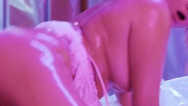 Brazzers - Сочная пышка в масле резво скользит на твердом болте