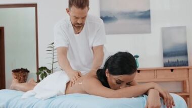 Brazzers - Разгоряченная мамка во время массажа отдалась в рабочее очко