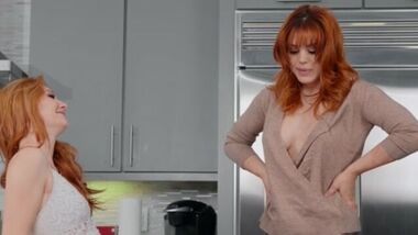 Brazzers - Рыжие мамка с дочкой сладко вылизывают дырки вместо кулинарии