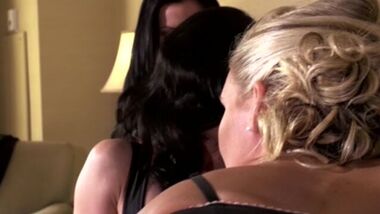 Три молодые студентки в первые попробовали лесбийский секс